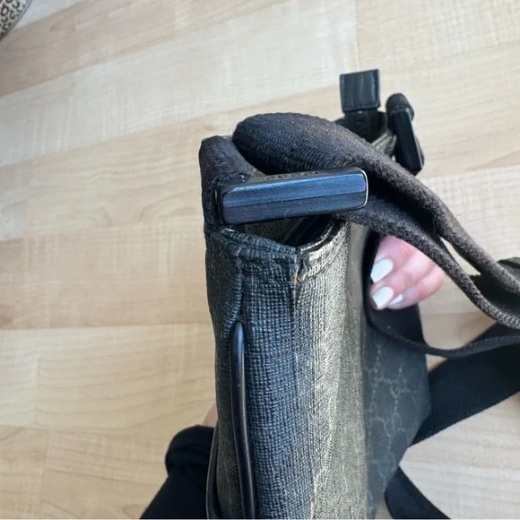 Gucci Supreme Small Crossbody Bag - Picture 11 of 14